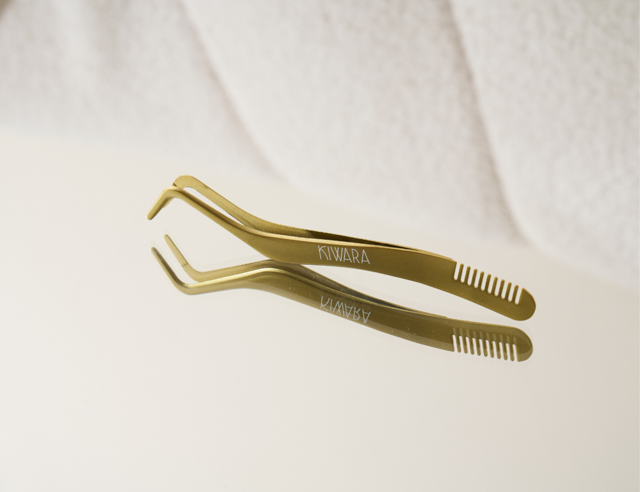 THE LASH APPLICATOR